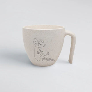 Biopohjainen luonnonvalkea Muumimuki, jossa orgaaninen pintastruktuuri, pitkä kahva ja Nipsun kuva kyljessä laseroituna.