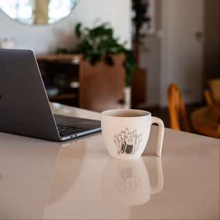 Hattivattimuki sisällä pöydällä tietokoneen vierellä